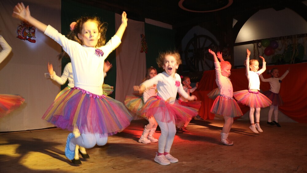 Rollator-T�nzer im Bauernhaus